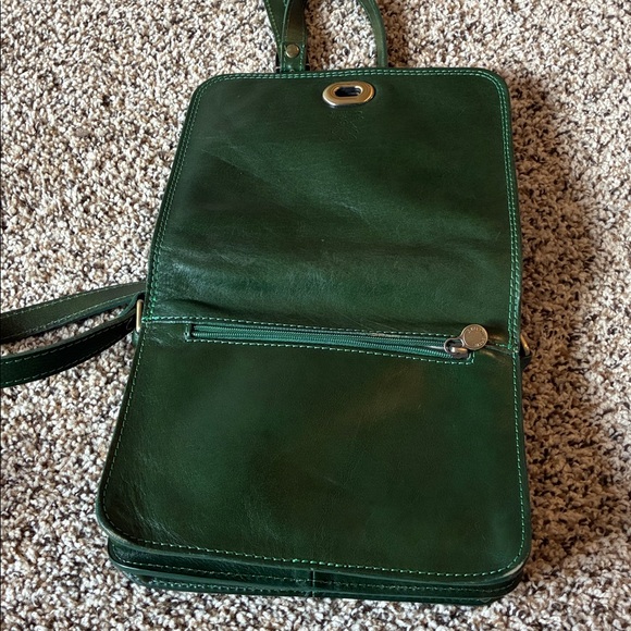 Elegant Green Leather Shoulder Bag - Picture 9 of 10